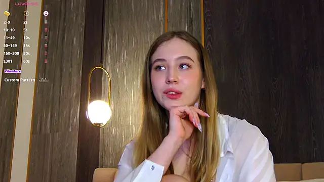 Snapshot of LoraineLuff chatting on 01-29-25, 11:35 LoraineLuff online show from 01-29-25, 11:35