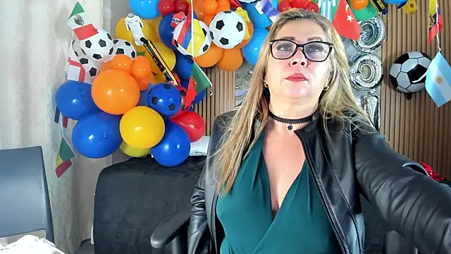 Snapshot of Danna_topless chatting on 06-18-26, 12:09 Danna topless online show from 06-18-26, 12:09