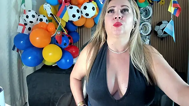 Snapshot of Danna_topless chatting on 06-24-26, 12:04 Danna topless online show from 06-24-26, 12:04