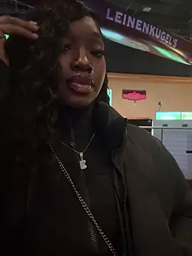 Snapshot of londonsfantasy chatting on 11-11-25, 03:28 londonsfantasy online show from 11-11-25, 03:28