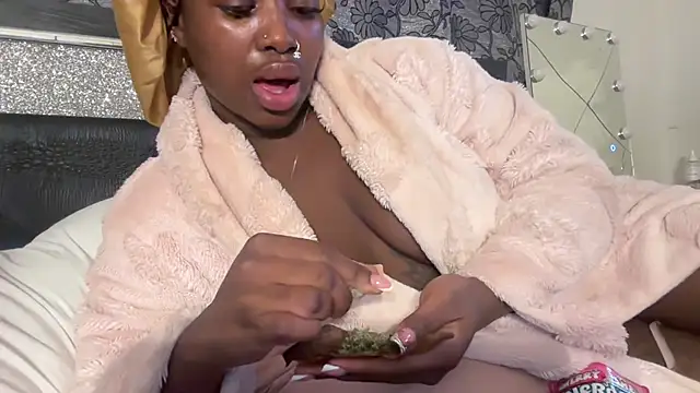 Snapshot of londonsfantasy chatting on 11-15-25, 09:39 londonsfantasy online show from 11-15-25, 09:39