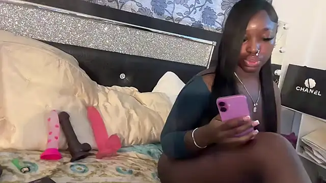 Snapshot of londonsfantasy chatting on 11-21-25, 05:33 londonsfantasy online show from 11-21-25, 05:33