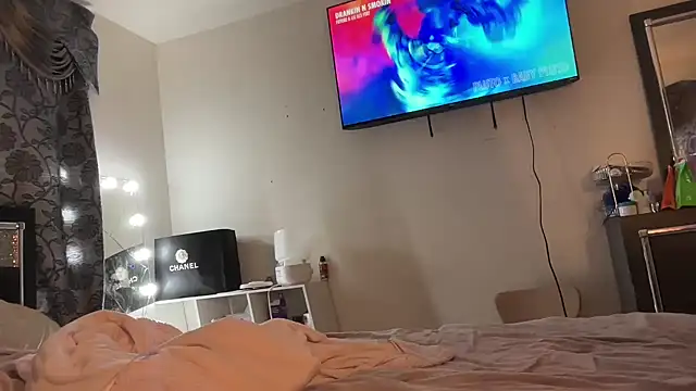 Snapshot of londonsfantasy chatting on 12-15-25, 09:30 londonsfantasy online show from 12-15-25, 09:30