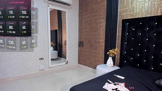 Snapshot of Laross25 chatting on 02-15-26, 08:27 Laross25 online show from 02-15-26, 08:27