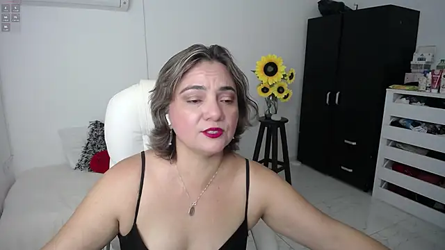 Chiraz hasnaa online show from 03-06-25, 11:09