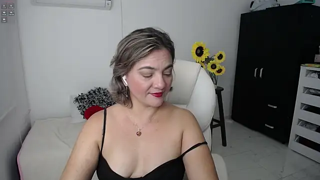 Chiraz hasnaa online show from 03-14-25, 01:24