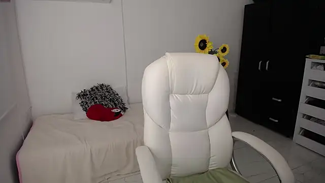 Chiraz hasnaa online show from 03-15-25, 01:19