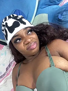 Snapshot of FallonsSweet chatting on 06-19-26, 12:04 FallonsSweet online show from 06-19-26, 12:04