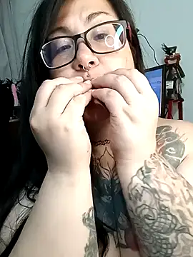 Snapshot of l1la_Rav3n chatting on 12-17-24, 04:23 l1la Rav3n online show from 12-17-24, 04:23