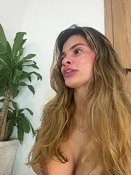Snapshot of cuteluci_ chatting on 06-08-26, 01:28 cuteluci online show from 06-08-26, 01:28