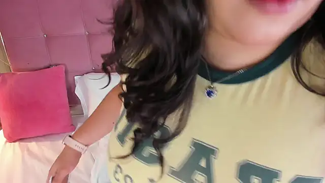 Snapshot of ArticaBelle chatting on 10-12-25, 04:44 ArticaBelle online show from 10-12-25, 04:44