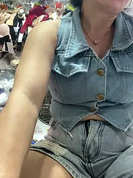 Snapshot of Cesywet chatting on 09-10-25, 04:45 Cesywet online show from 09-10-25, 04:45