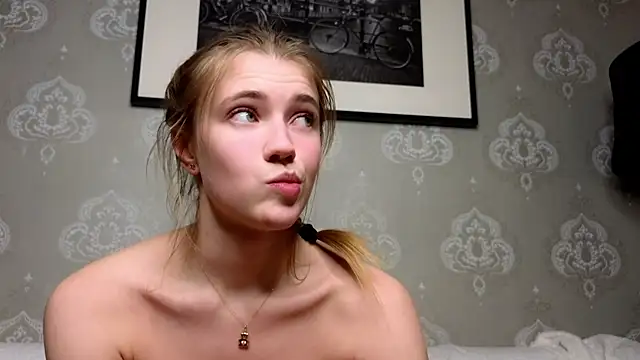 Snapshot of AnneFoxy chatting on 02-19-25, 07:06 AnneFoxy online show from 02-19-25, 07:06