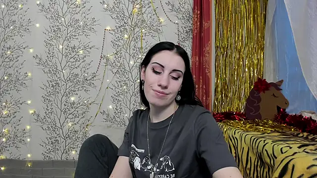 Snapshot of Mary0Lou chatting on 12-28-24, 02:43 Mary0Lou online show from 12-28-24, 02:43