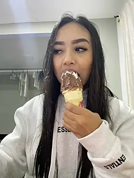 Snapshot of SOPHIACANDY19_ chatting on 12-14-24, 01:17 SOPHIACANDY19 online show from 12-14-24, 01:17