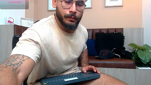 Snapshot of hanz_col chatting on 03-08-25, 11:37 hanz col online show from 03-08-25, 11:37