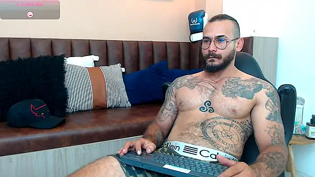 Snapshot of hanz_col chatting on 03-12-25, 10:37 hanz col online show from 03-12-25, 10:37