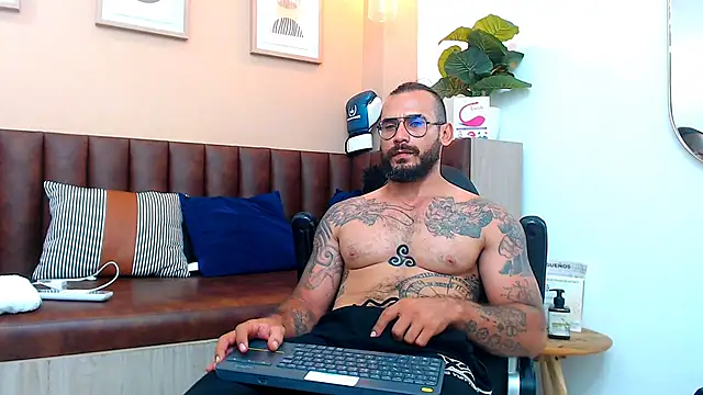 Snapshot of hanz_col chatting on 03-18-25, 11:30 hanz col online show from 03-18-25, 11:30