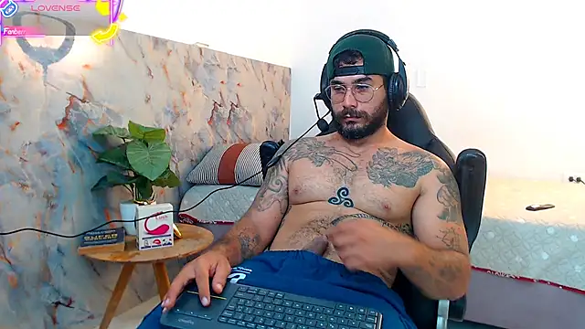 Snapshot of hanz_col chatting on 10-14-25, 11:33 hanz col online show from 10-14-25, 11:33