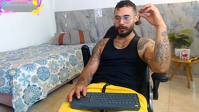Snapshot of hanz_col chatting on 10-25-25, 12:56 hanz col online show from 10-25-25, 12:56