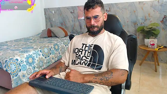 Snapshot of hanz_col chatting on 10-27-25, 02:43 hanz col online show from 10-27-25, 02:43