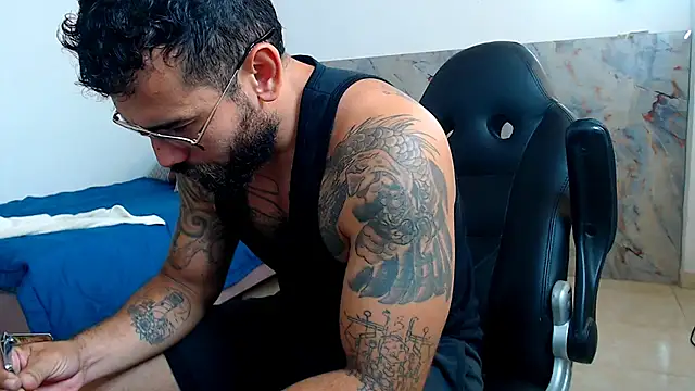 Snapshot of hanz_col chatting on 11-11-25, 10:37 hanz col online show from 11-11-25, 10:37