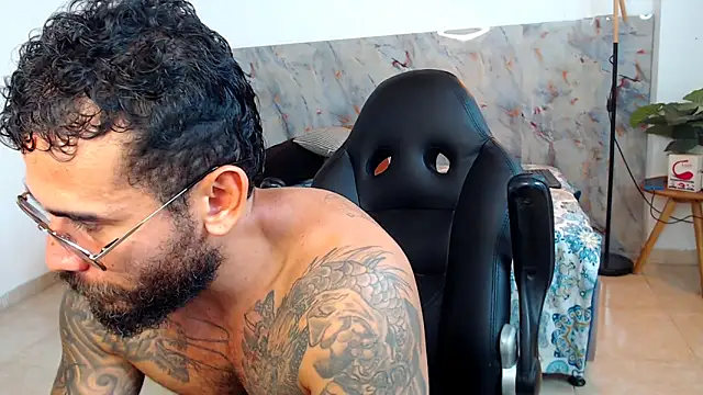 Snapshot of hanz_col chatting on 11-18-25, 03:34 hanz col online show from 11-18-25, 03:34