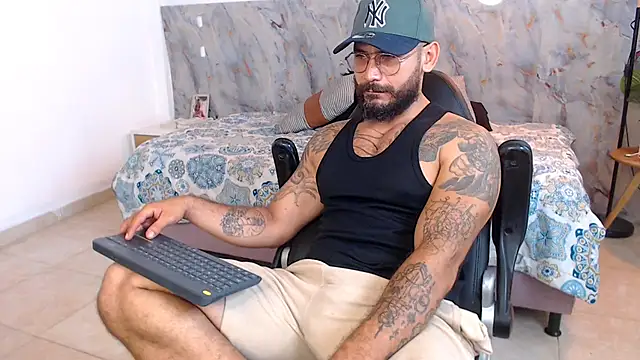 Snapshot of hanz_col chatting on 11-22-25, 04:33 hanz col online show from 11-22-25, 04:33