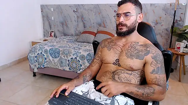 Snapshot of hanz_col chatting on 11-24-25, 01:16 hanz col online show from 11-24-25, 01:16