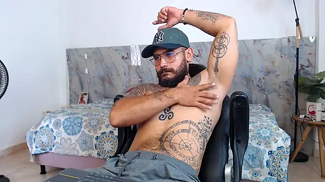 Snapshot of hanz_col chatting on 11-25-25, 02:17 hanz col online show from 11-25-25, 02:17