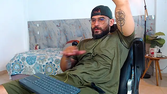 Snapshot of hanz_col chatting on 11-26-25, 02:23 hanz col online show from 11-26-25, 02:23