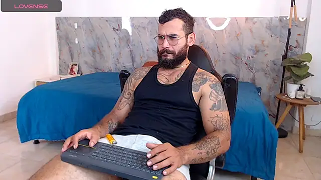 Snapshot of hanz_col chatting on 12-15-25, 03:49 hanz col online show from 12-15-25, 03:49