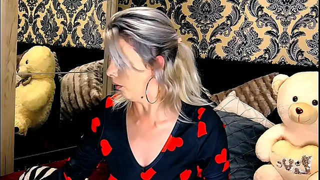 Snapshot of Aly_girl1 chatting on 12-08-24, 09:57 Aly girl1 online show from 12-08-24, 09:57