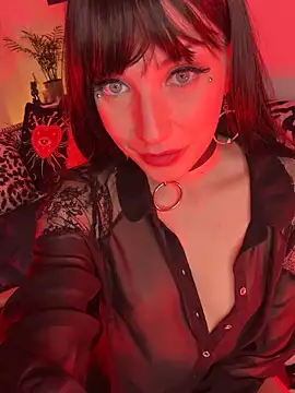 Snapshot of Sofia_Poly chatting on 11-11-25, 11:49 Sofia Poly online show from 11-11-25, 11:49