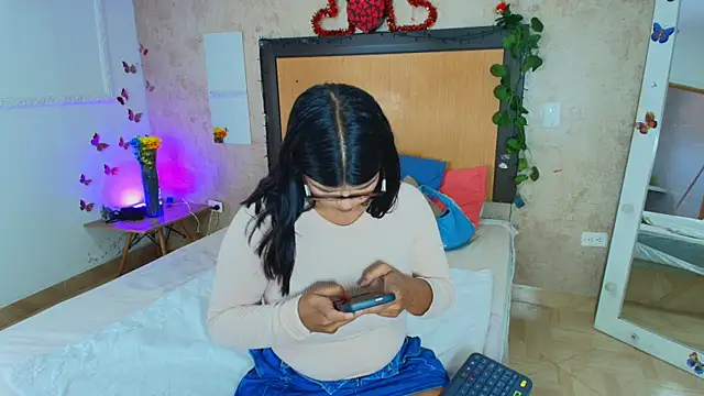 Snapshot of mialopez52 chatting on 07-08-26, 06:23 mialopez52 online show from 07-08-26, 06:23