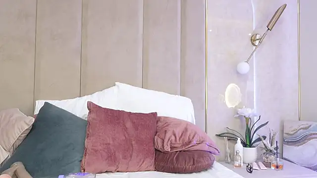 Snapshot of Denise_Taylor chatting on 01-01-25, 06:16 Denise Taylor online show from 01-01-25, 06:16