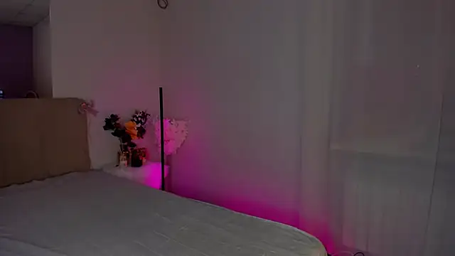 Snapshot of Laura_Leee chatting on 01-08-25, 06:31 Laura Leee online show from 01-08-25, 06:31