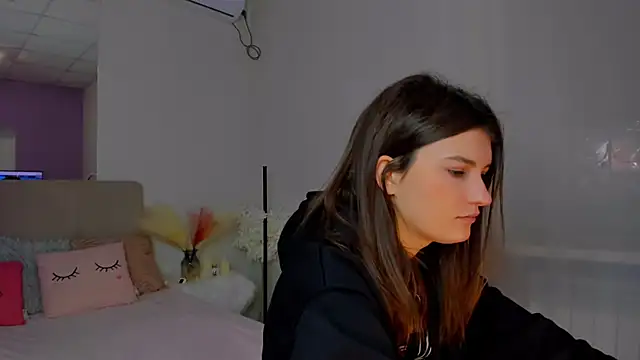 Snapshot of Laura_Leee chatting on 02-04-25, 06:25 Laura Leee online show from 02-04-25, 06:25