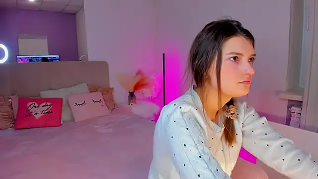 Snapshot of Laura_Leee chatting on 02-10-25, 06:31 Laura Leee online show from 02-10-25, 06:31