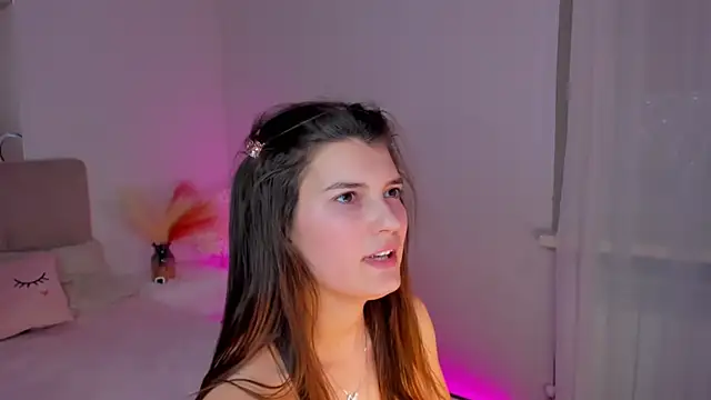 Snapshot of Laura_Leee chatting on 02-14-25, 06:02 Laura Leee online show from 02-14-25, 06:02