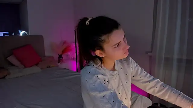 Snapshot of Laura_Leee chatting on 02-15-25, 06:23 Laura Leee online show from 02-15-25, 06:23