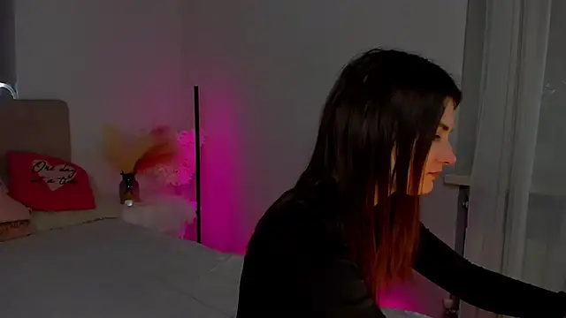 Snapshot of Laura_Leee chatting on 02-25-25, 06:25 Laura Leee online show from 02-25-25, 06:25