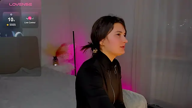 Snapshot of Laura_Leee chatting on 02-25-25, 12:34 Laura Leee online show from 02-25-25, 12:34