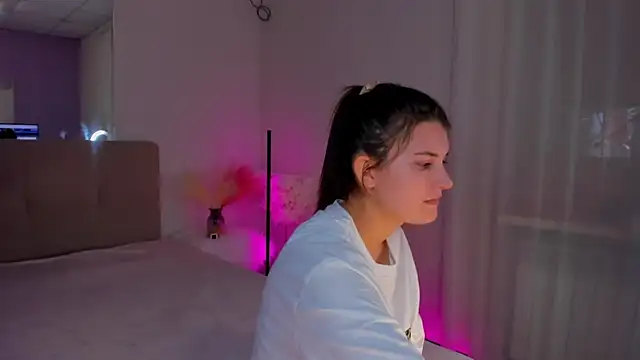 Snapshot of Laura_Leee chatting on 03-11-25, 09:34 Laura Leee online show from 03-11-25, 09:34