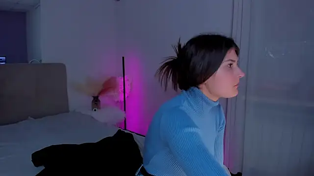 Snapshot of Laura_Leee chatting on 03-18-25, 06:25 Laura Leee online show from 03-18-25, 06:25