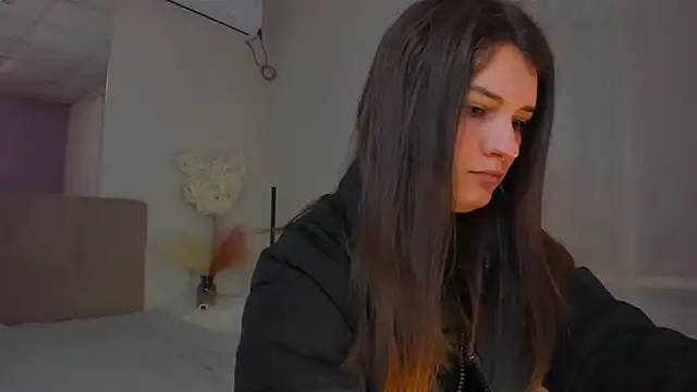 Snapshot of Laura_Leee chatting on 03-19-25, 06:24 Laura Leee online show from 03-19-25, 06:24