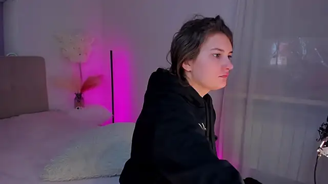 Snapshot of Laura_Leee chatting on 03-21-25, 06:27 Laura Leee online show from 03-21-25, 06:27