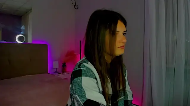 Snapshot of Laura_Leee chatting on 09-13-25, 05:29 Laura Leee online show from 09-13-25, 05:29