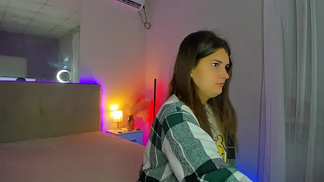 Snapshot of Laura_Leee chatting on 09-24-25, 05:33 Laura Leee online show from 09-24-25, 05:33