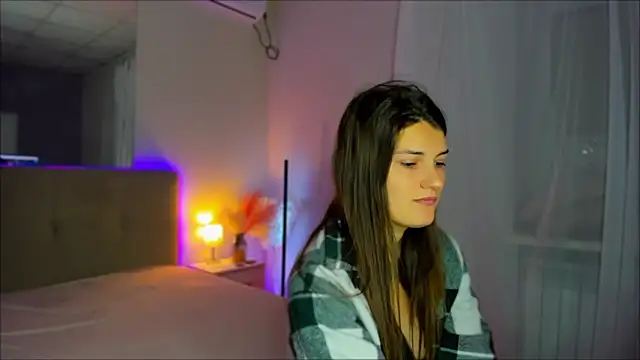 Snapshot of Laura_Leee chatting on 09-25-25, 05:33 Laura Leee online show from 09-25-25, 05:33